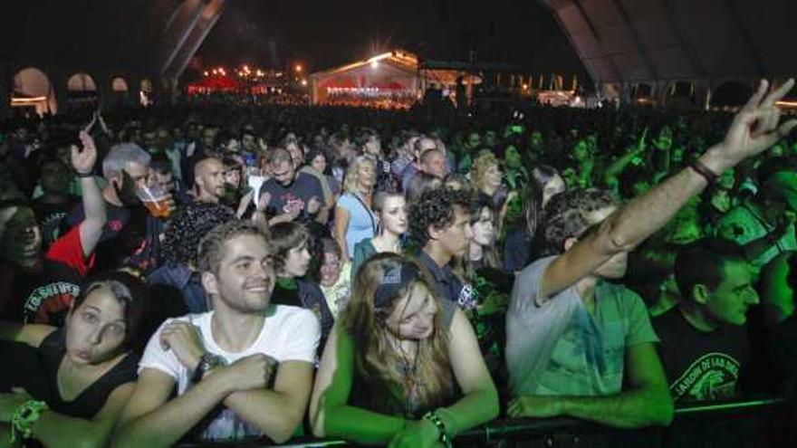 Público asistente al concierto de Rosendo, el pasado viernes, en el recinto de La Ería.
