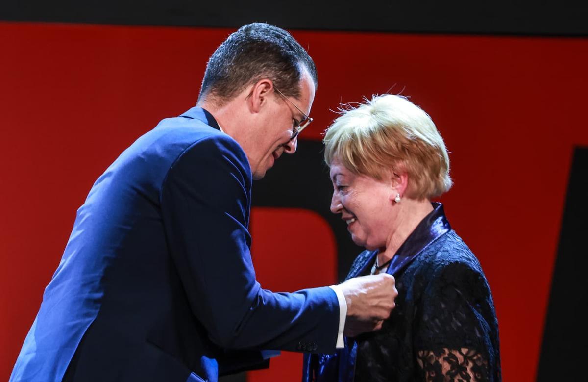 El alcalde le impone la insignia a Mari Carmen Segura