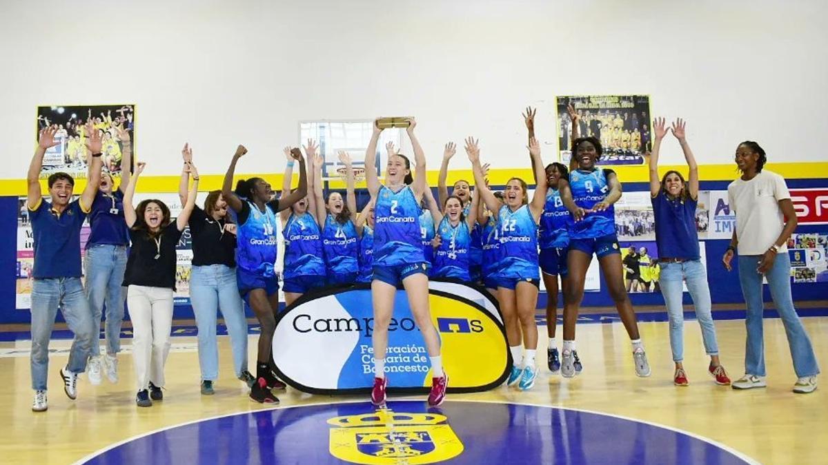 Las jugadoras del CB Gran Canaria celebra la consecución de su título como campeonas de Canarias.