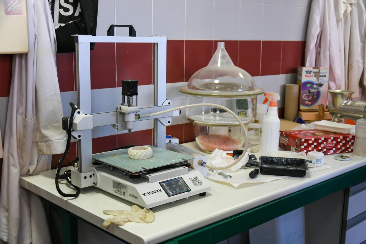 Impresora 3D de cerámica en el laboratorio de la Politécnica.
