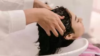 Un dermatólogo confiesa la frecuencia ideal en la que debes lavar tu cabello