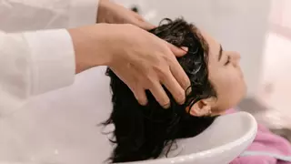 Un dermatólogo confiesa la frecuencia ideal en la que debes lavar tu cabello