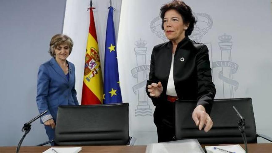 Las ministras de Sanidad, María Luisa Carcedo y de Educación, Isabel Celaá, tras el Consejo de Ministros de ayer.