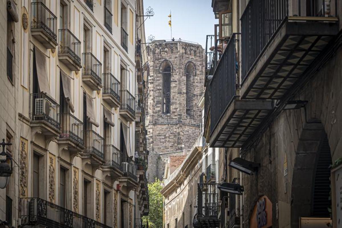 Campanar gótico de la iglesia de Santa Maria del Pi en Ciutat Vella