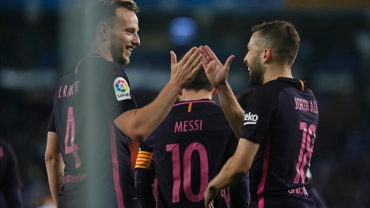 Rakitic y Alba celebran el gol del centrocampista croata, el 0-2, en el derbi ante el Espanyol.