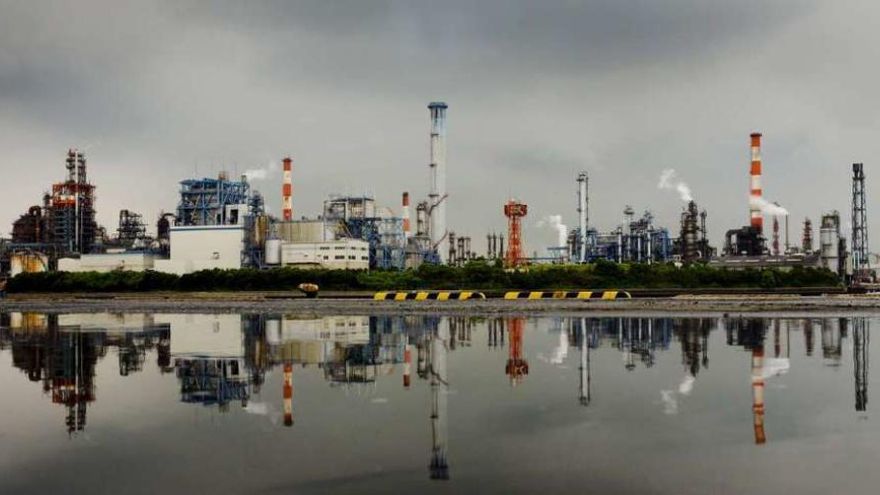 Una planta petroquímica en Kawasaki, cerca de Tokio. // Reuters