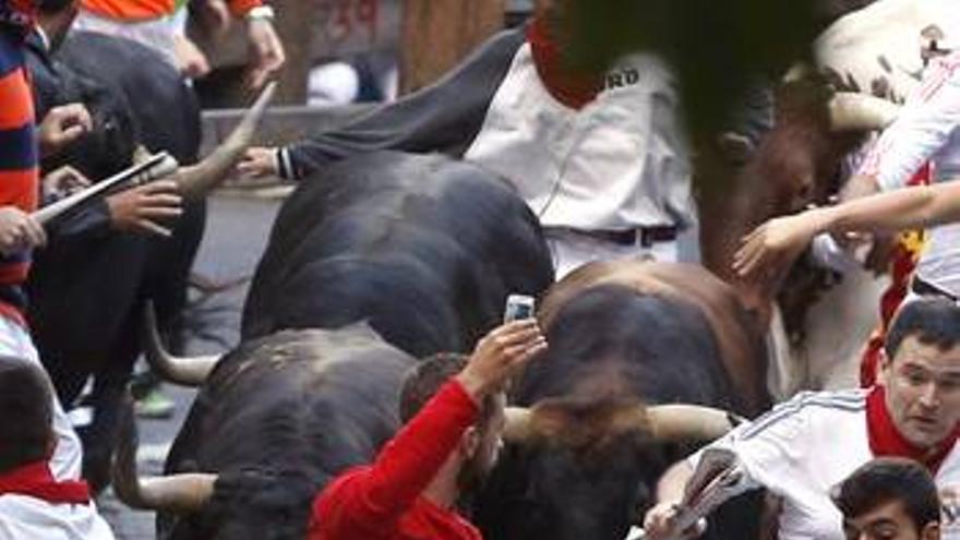 Un mozo se hace un &#039;selfie&#039; a 10 cm de un toro en los sanfermines