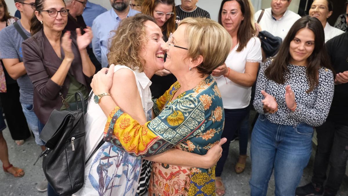 Ana Barceló recibiendo la felicitación de María José Adsuar, a la que se ha impuesto en las primarias del PSOE en Alicante.