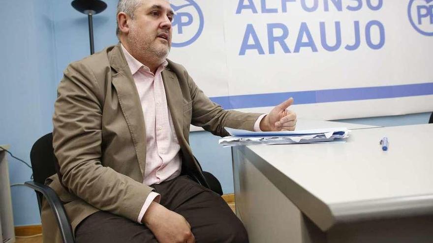 Alfonso Araujo, ayer, en la sede de su candidatura.