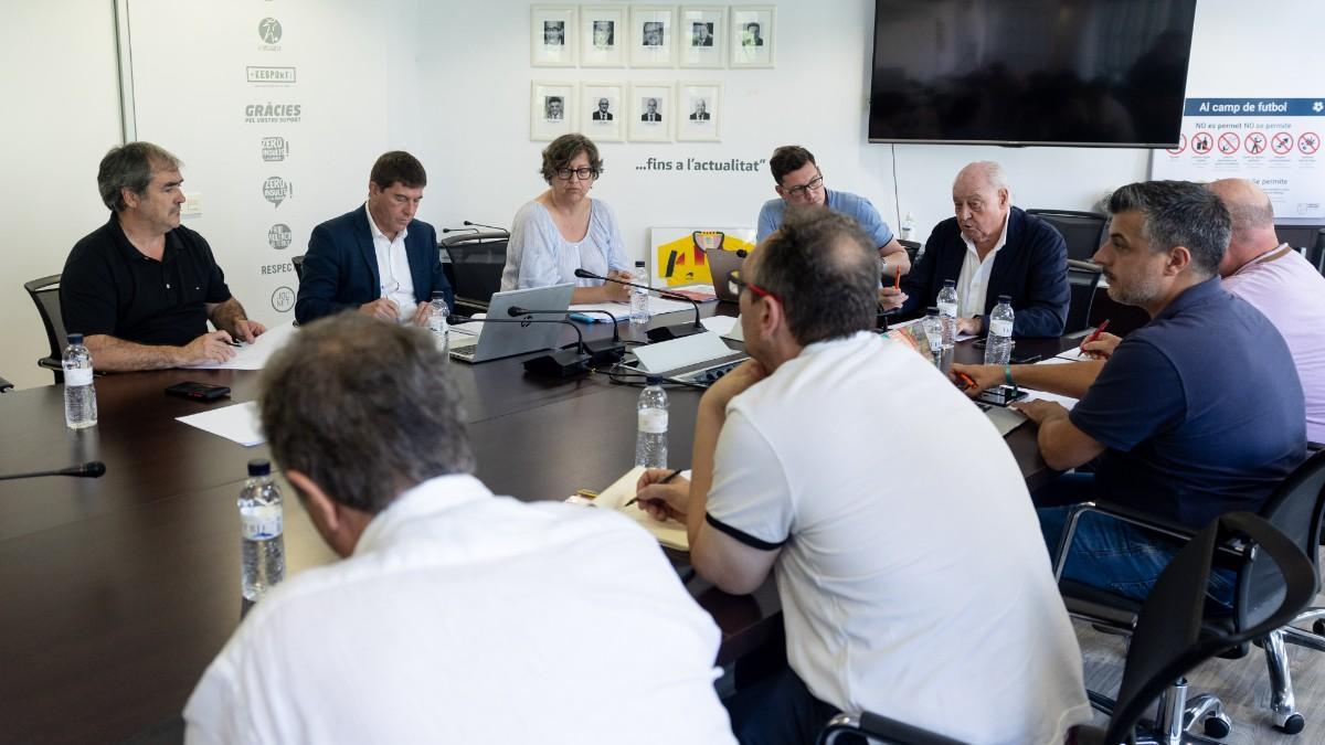 Los representantes de los clubes, durante la reunión