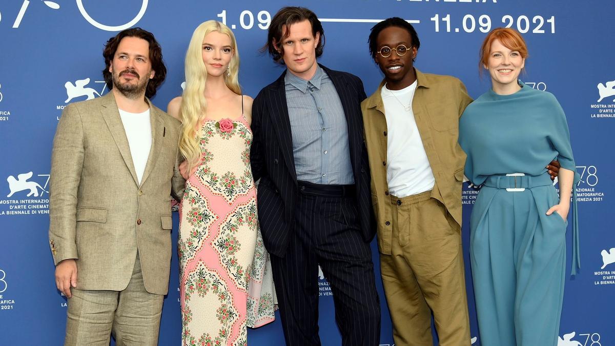 El cineasta británico Edgar Wright , la actriz estadounidense Anya Taylor-Joy, el actor británico Matt Smith, el actor estadounidense Michael Ajao y la guionista Krysty Wilson-Cairns posan en un photocall de 'Last Night in Soho '