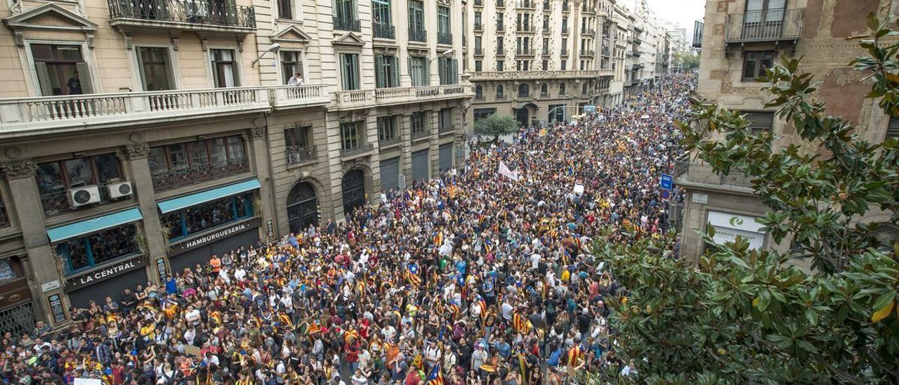 Miles de manifestantes protestan contra las cargas policiales del referéndum el 3 de octubre de 2017.