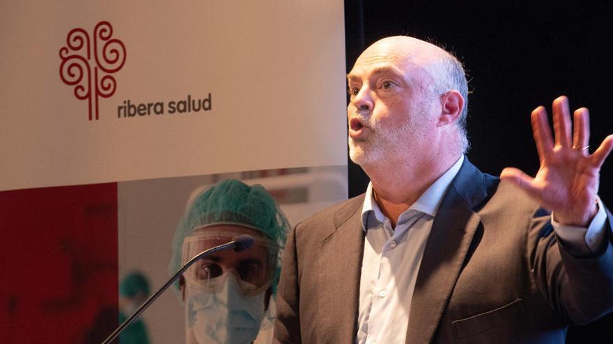 Alberto de Rosa, consejero delegado de Ribera Salud, en el acto del Teatro Municipal de Torrevieja/ Foto TONY SEVILLA