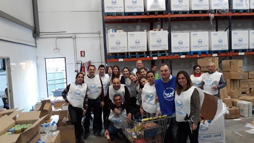 Voluntarios de Hidralia participando en la pasada campaña del Banco de Alimentos en Málaga.