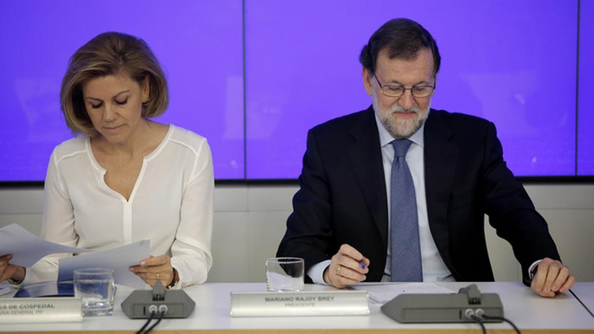 María Dolores de Cospedal y Mariano Rajoy, el pasado febrero, en una ejecutiva del PP.