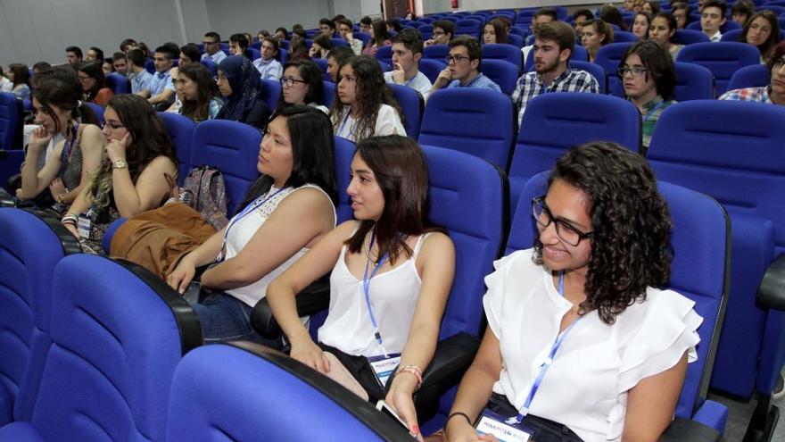 Jóvenes en una charla laboral