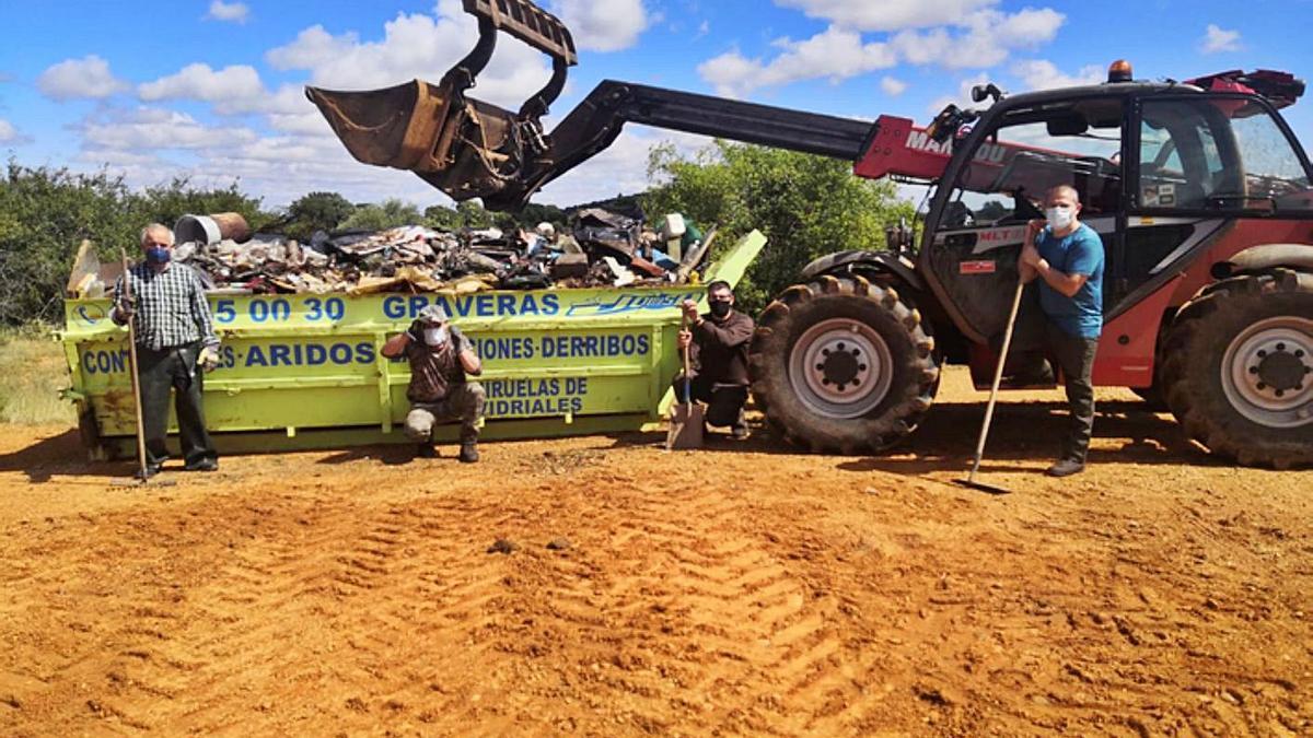 Parte de la basura recogida el sábado y algunos de los colaboradores. | E. P.