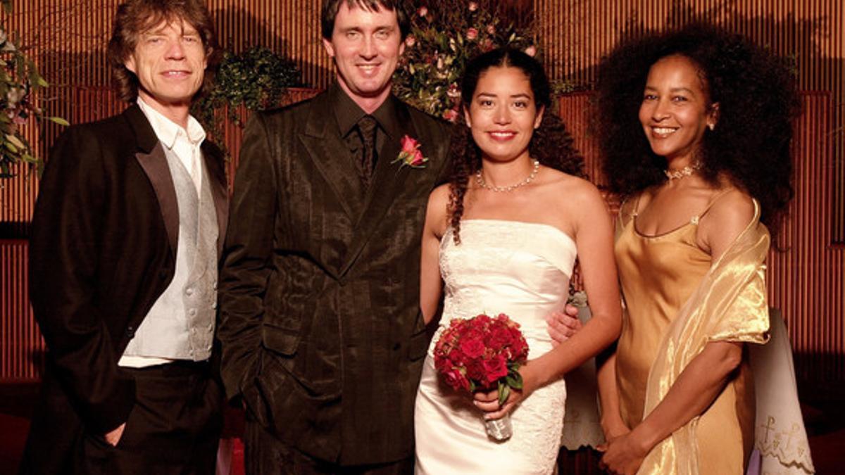 Mick Jagger, izquierda, y Marsha Hunt, derecha, en la boda de su hija, Karis, en el año 2000.