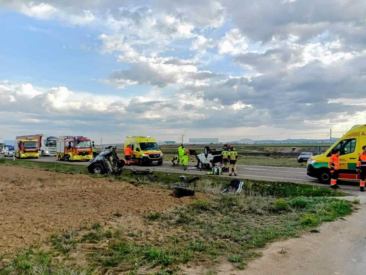 Varios vehículos de los bomberos de la DPT y los servicios sanitarios en el punto kilométrico del accidente en Caudé