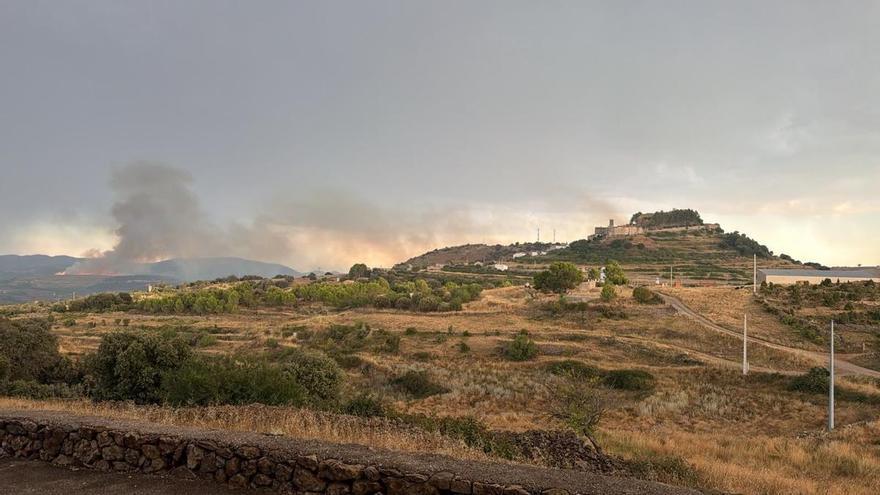 Cuatro incendios complican el interior de Castellón y obligan a desalojar masías y confinar un municipio