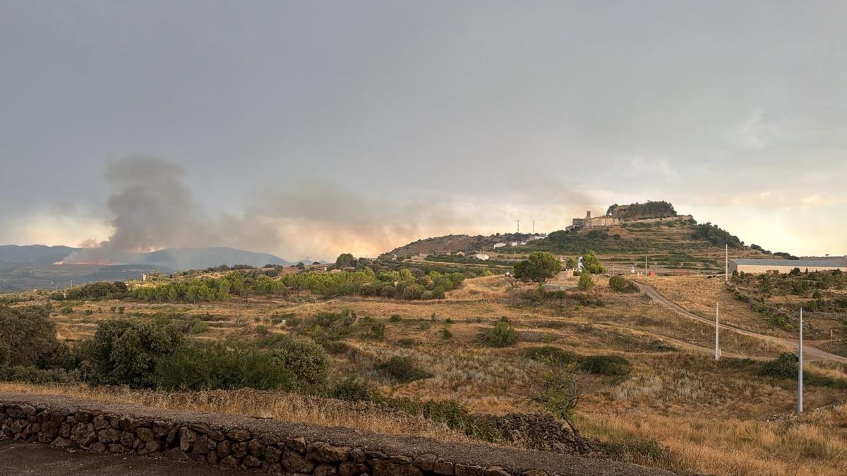ÚLTIMA HORA INCENDIOS | Cuatro fuegos complican el interior de Castellón y obligan a desalojar masías y confinar un municipio