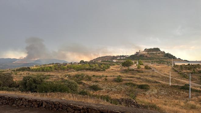 Cuatro incendios complican el interior de Castellón y obligan a desalojar masías y confinar un municipio