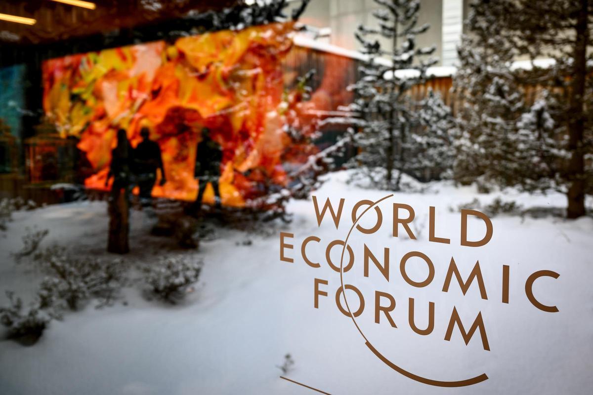 El proyecto artístico "Realidades artificiales: Coral' del artista Refik Anadol se refleja en una cristalera del Centro de Congresos con el logo del Foro Económico Mundial en Davos (Suiza).