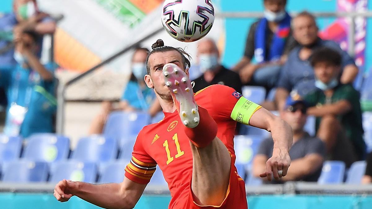 Gareth Bale trata de controlar un balón ante Italia.