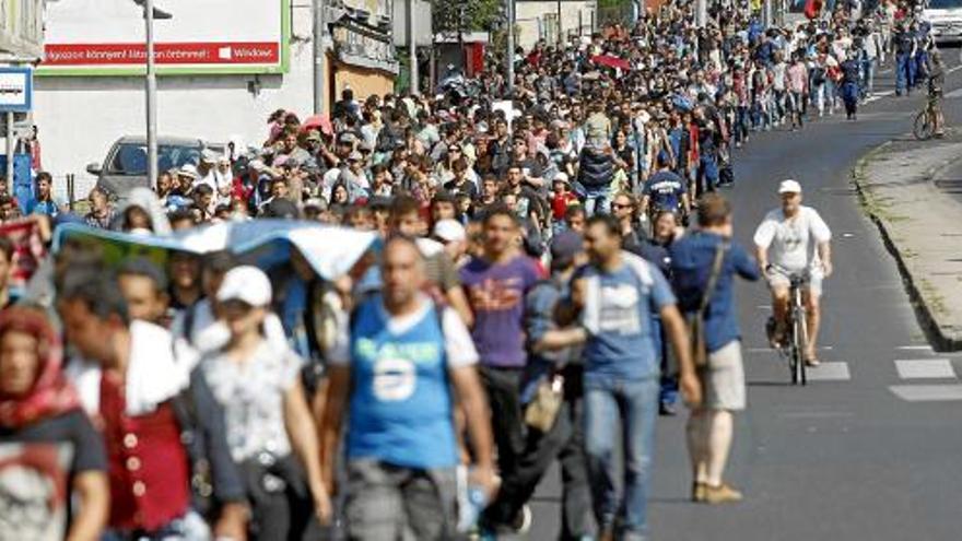 Milers de refugiats van decidir caminar 200 quilòmetres per arribar a la frontera d&#039;Àustria des de Budapest