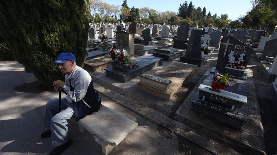 Numerosas visitas al cementerio de Alicante el domingo previo al Día de todos los Santos