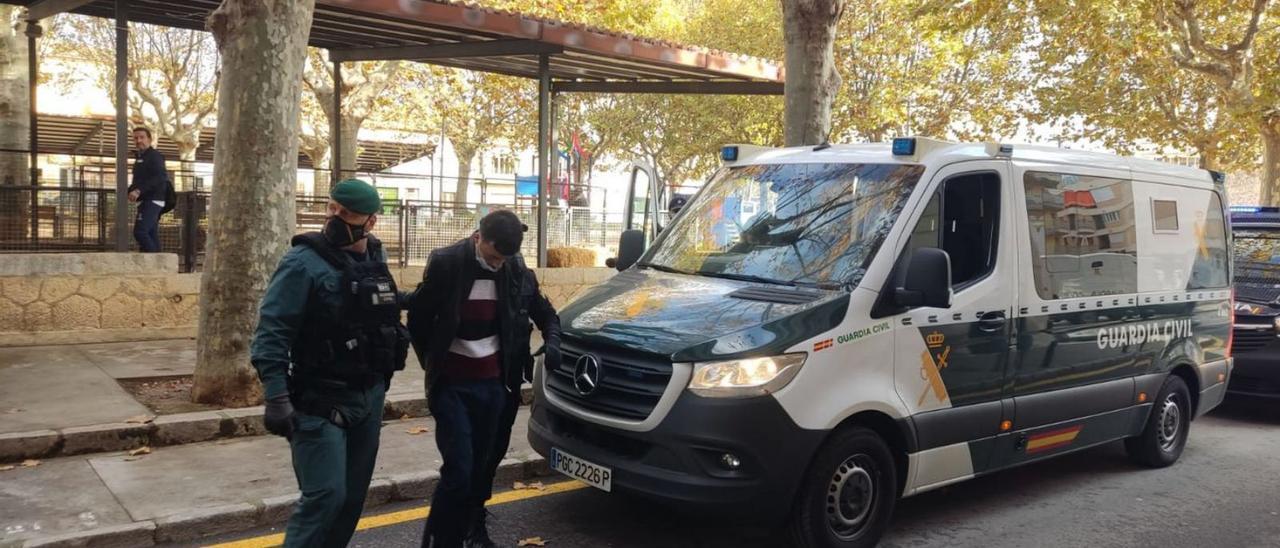 Uno de los cuatro migrantes detenidos el martes en sa Pobla, en el juzgado de Inca. | JOAN FRAU