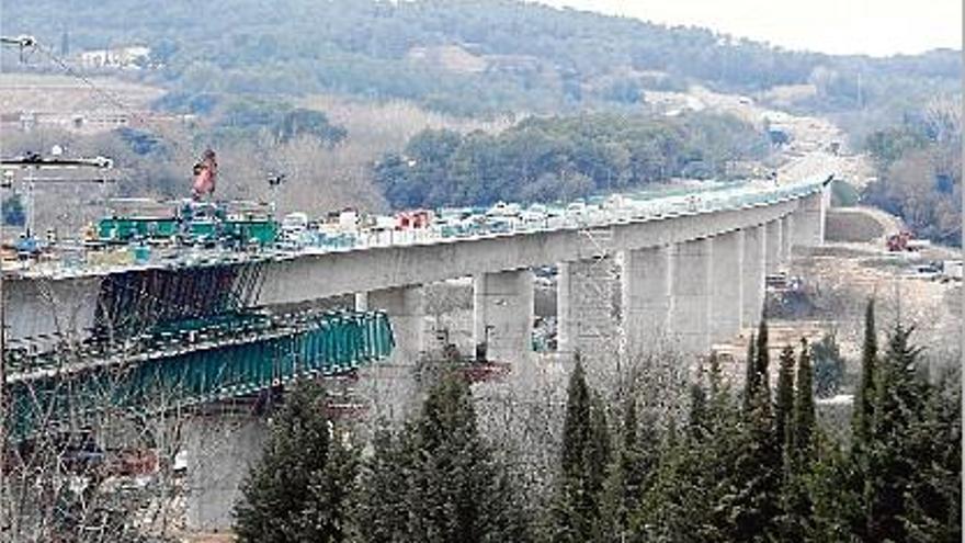 La rasa de la MAT soterrada anirà en paral·lel de l&#039;AP-7 i el TAV fins a la frontera, en la imatge Bàscara.