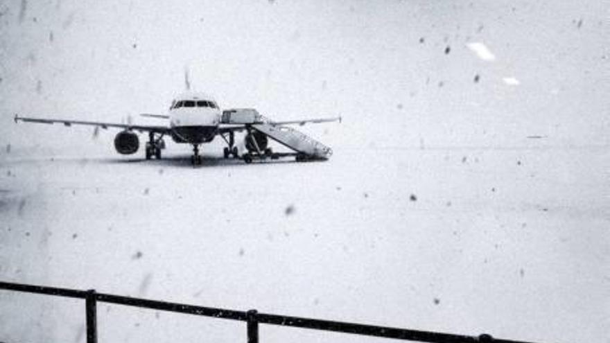 Un avió, aturat en una pista plena de neu a Glasgow.