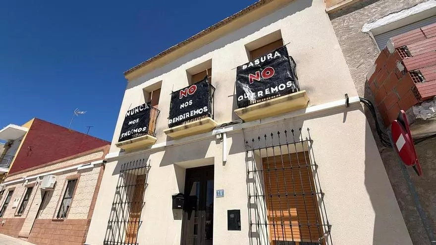Los vecinos de Torremendo tienen un mensaje para el alcalde de Orihuela, el Consorcio de Residuos y la empresa gestora...