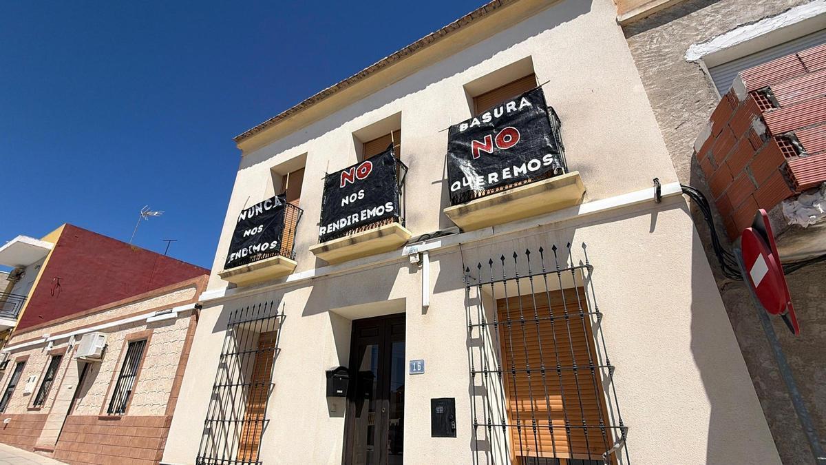 Los vecinos de Torremendo tienen un mensaje para el alcalde de Orihuela, el Consorcio de Residuos y la empresa gestora...