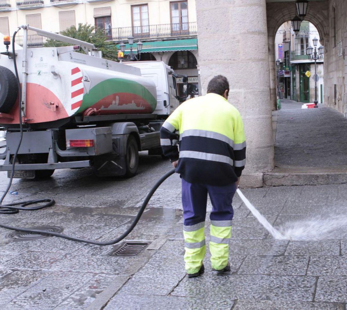 Un trabajador de la empresa denunciada limpia una calle . | L.O.Z. (Archivo)