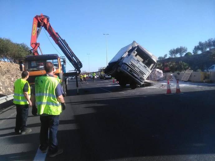 El vuelco de un camión en la GC-1 provoca el caos circulatorio en Gran Canaria