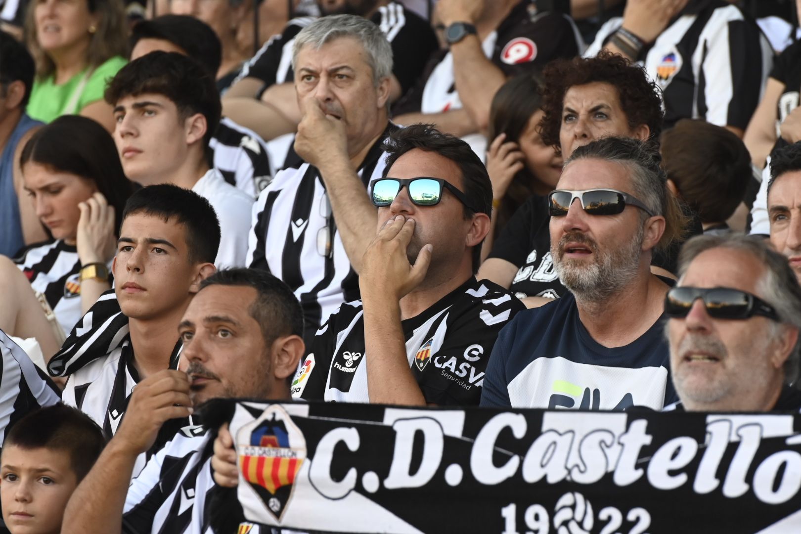 Así vive la afición albinegra el partido Alcorcón-Castellón
