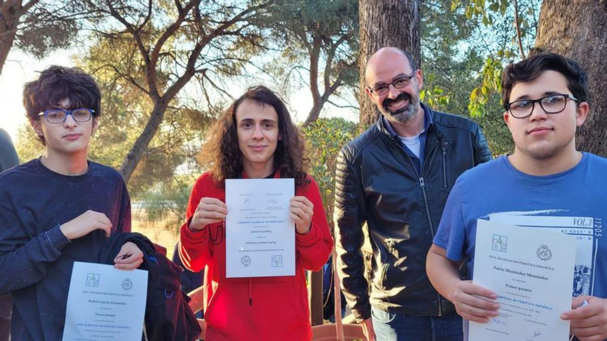 Por la izquierda, Rubén García, Pedro Gómez, el profesor Enrique Miranda y Pablo Menéndez, este fin de semana con sus diplomas. | LNE