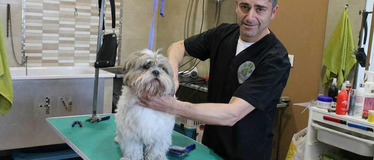 Bernabé Santoveña, ayer, peinando a &quot;Fito&quot; en su peluquería.