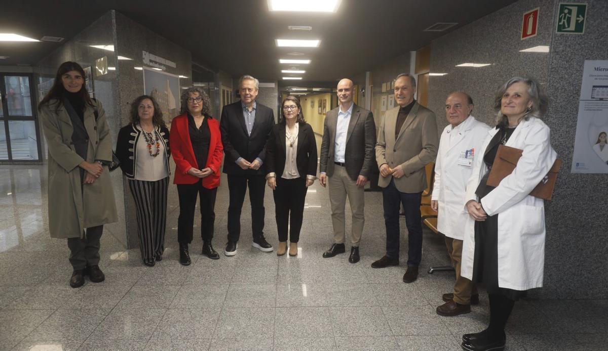 El conselleiro, con responsables del área sanitaria y  de Fegerec, ayer en Montecelo.