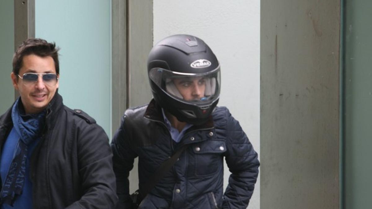 Àlex Borreguero (con casco) sale de declarar, en febrero, de la Ciutat de la Justícia.