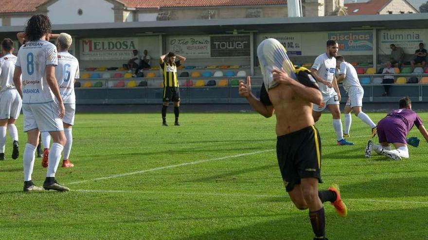 Filgueira se lamenta de la ocasión que tuvo en el minuto 4, al desviar el balón con la punta de los dedos Michi. // Noé Parga