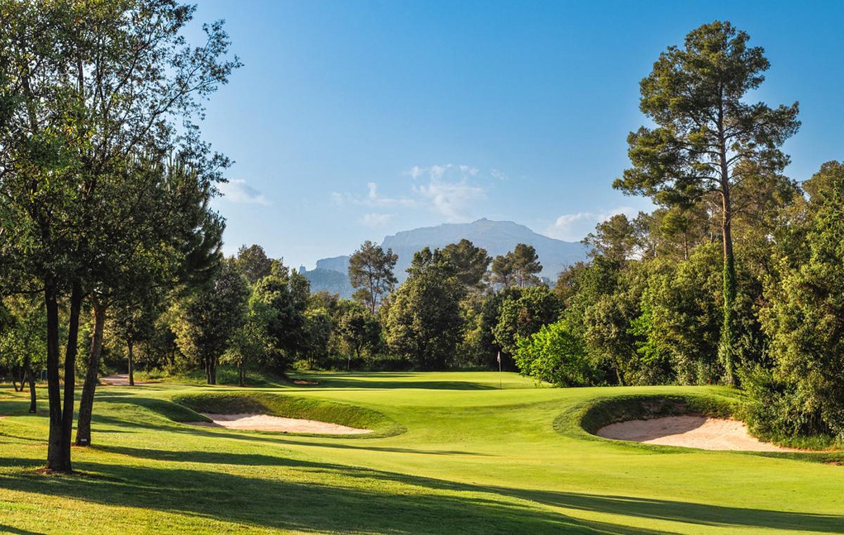 Vista del green del hoyo 2 del Real Club de Golf El Prat