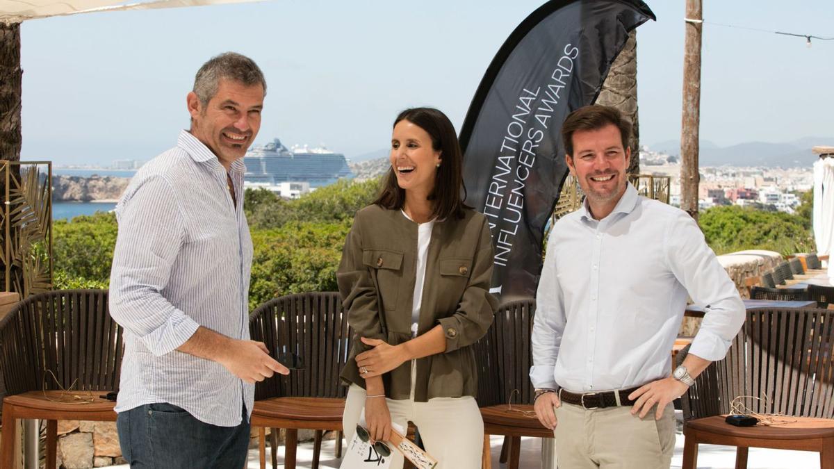 El director insular de Turismo, Juan Miguel Costa, la consellera María Fajarnés y el director del IIE, Francisco Larrey. | VICENT MARÍ