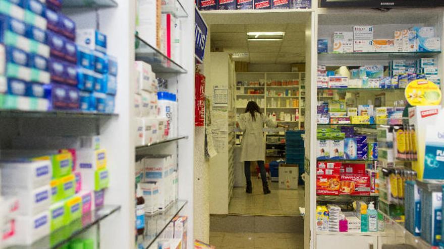 Una farmacia tinerfeña donde hoy es imposible encontrar 533 presentaciones de distintos medicamentos.