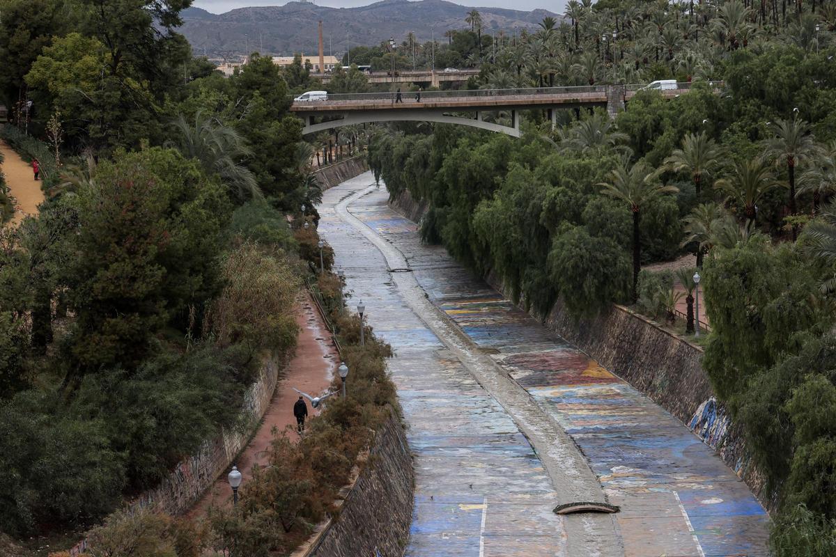 El río Vinalopó bajaba cargado de agua esta mañana de martes