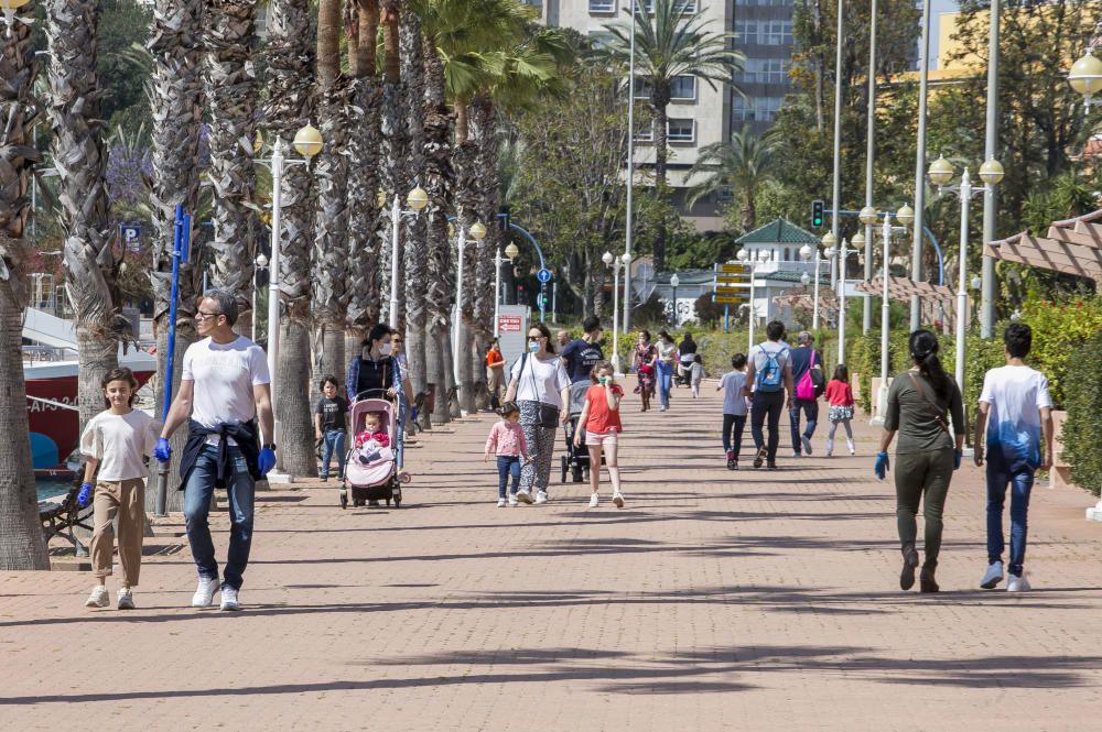 Los más pequeños salen del confinamiento después de más de 40 días pero un gran número de familias salen enteras y no se respeta la distancia de seguridad.