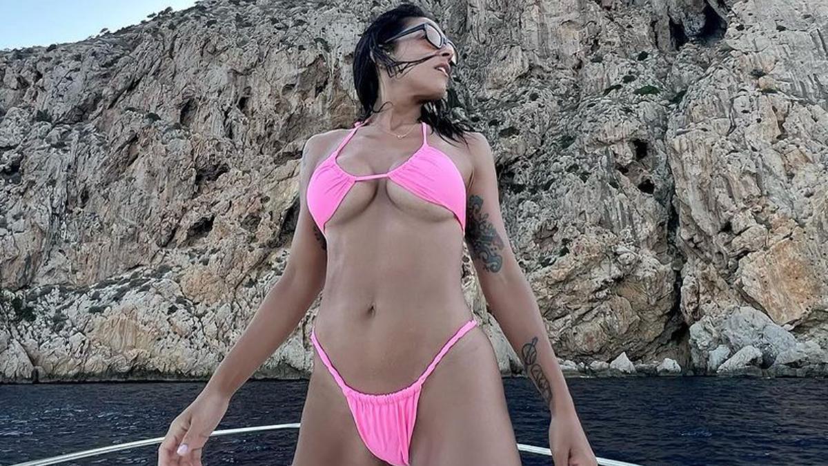 El bikini morado de Lorena Castell que te sirve para llevarlo (y posarlo) de mil maneras