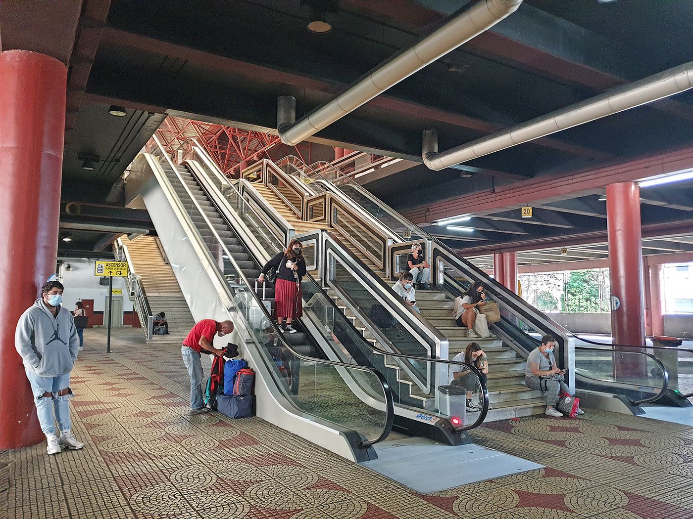 Interior de la estación de buses de la avenida de Madrid, con viajeros y locales cerrados.  Marta G. Brea (17).jpg